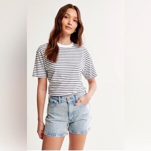 Abercrombie 4” high rise mom short